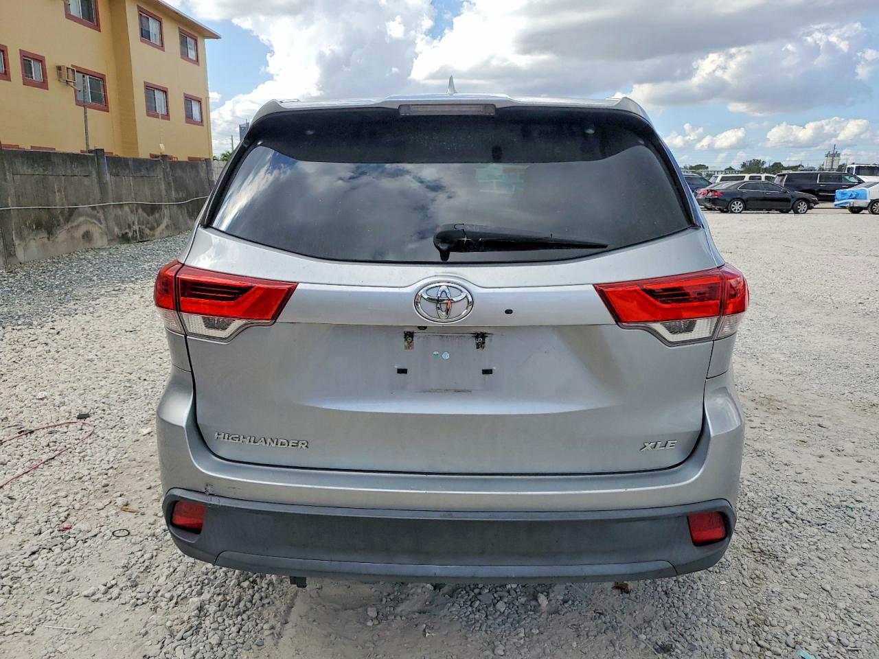 2018 TOYOTA HIGHLANDER SE photo 6