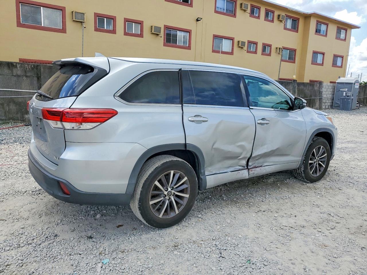 2018 TOYOTA HIGHLANDER SE photo 3