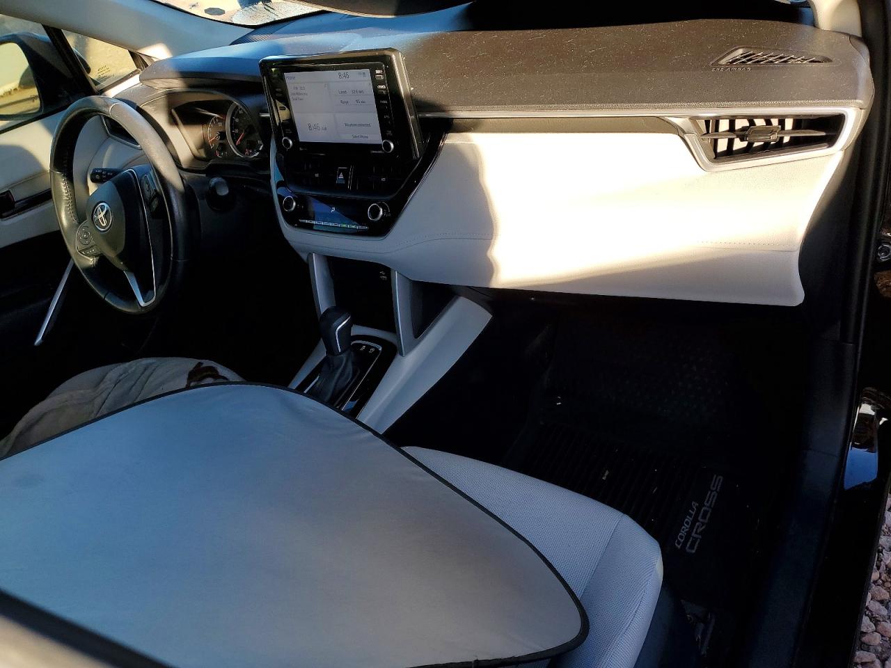 2022 TOYOTA COROLLA CROSS LE photo 8