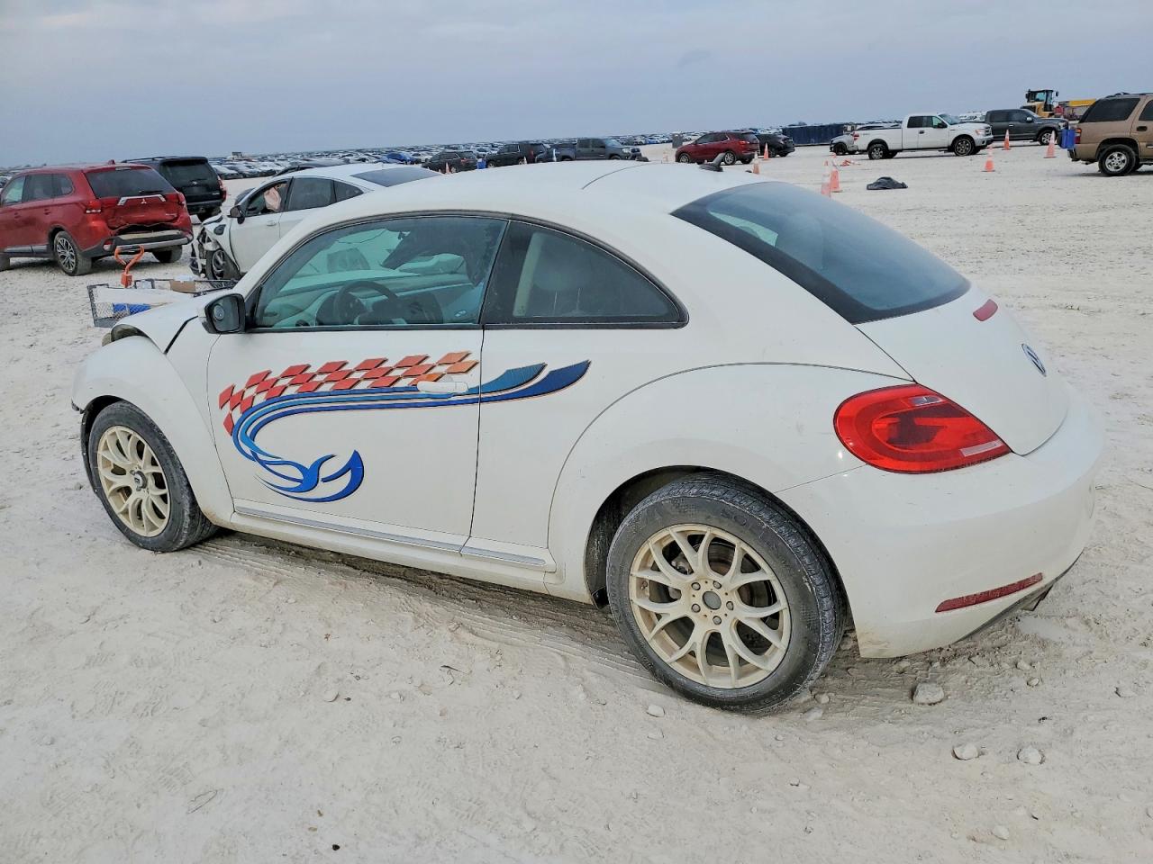 2013 VOLKSWAGEN BEETLE photo 2