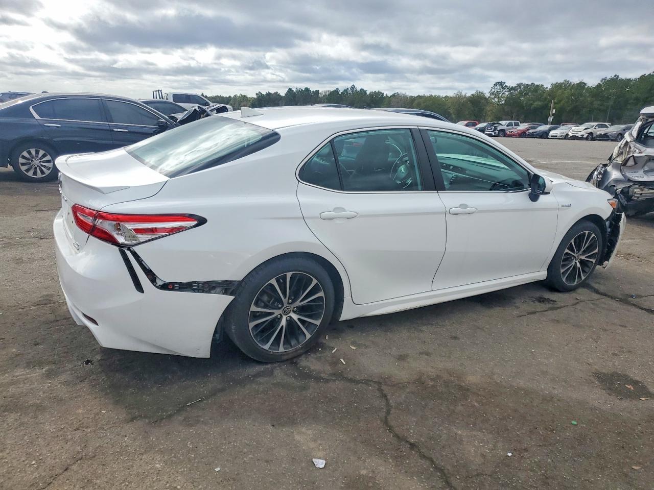 2020 TOYOTA CAMRY SE photo 3