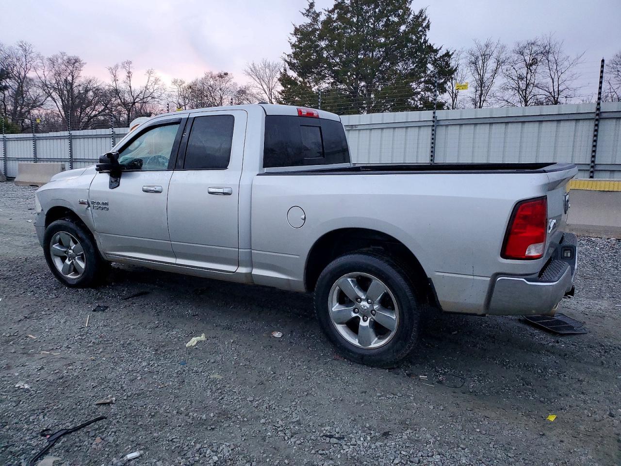 2014 RAM 1500 SLT photo 3