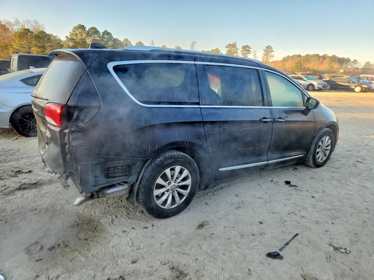2019 CHRYSLER PACIFICA TOURING L photo 3