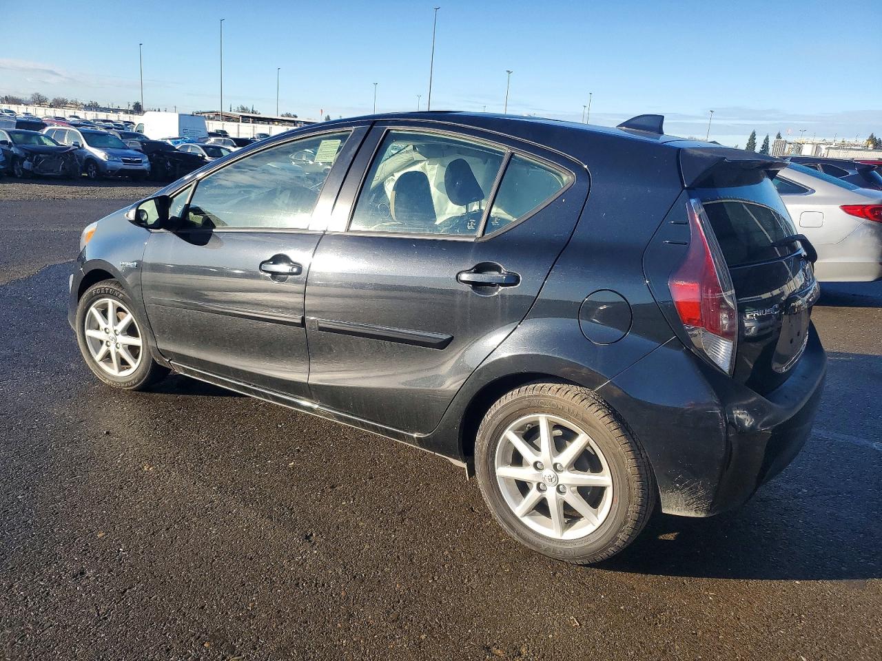 2015 TOYOTA PRIUS C photo 2