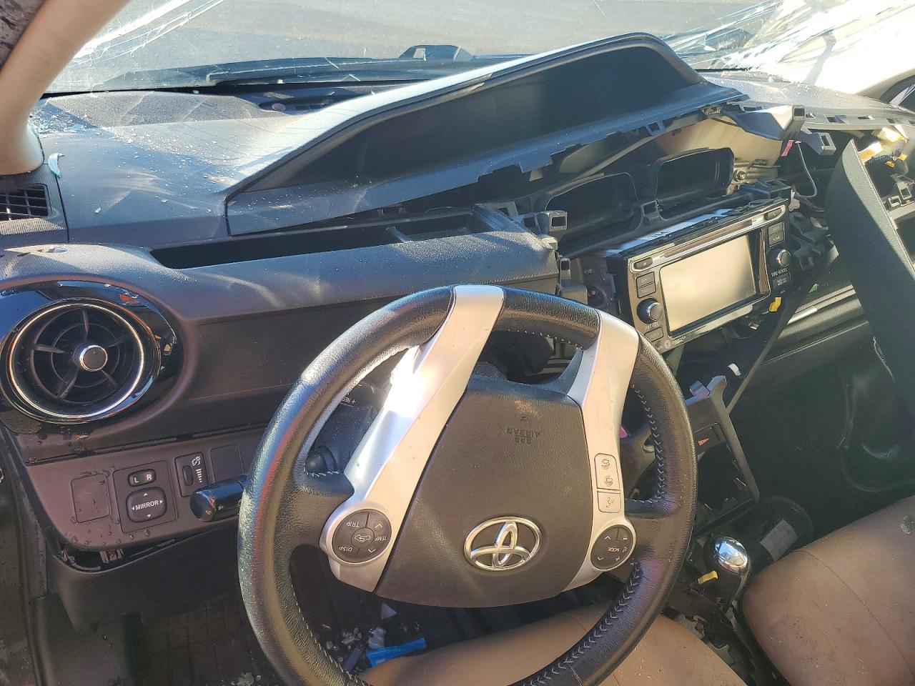2015 TOYOTA PRIUS C photo 9