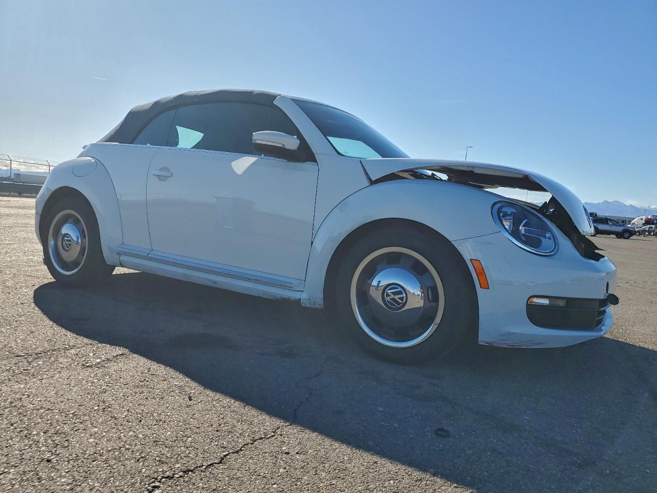 2016 VOLKSWAGEN BEETLE S/SE photo 4