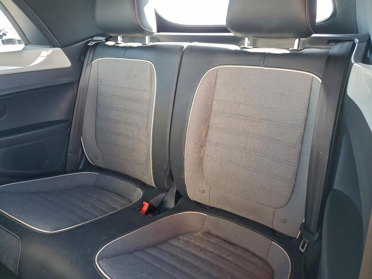 2016 VOLKSWAGEN BEETLE S/SE photo 10