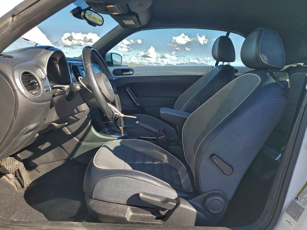 2016 VOLKSWAGEN BEETLE S/SE photo 7