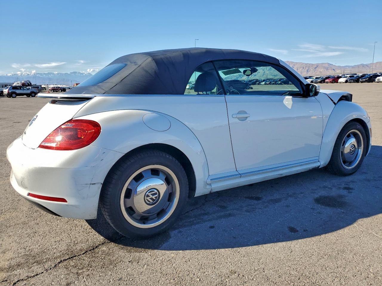 2016 VOLKSWAGEN BEETLE S/SE photo 3