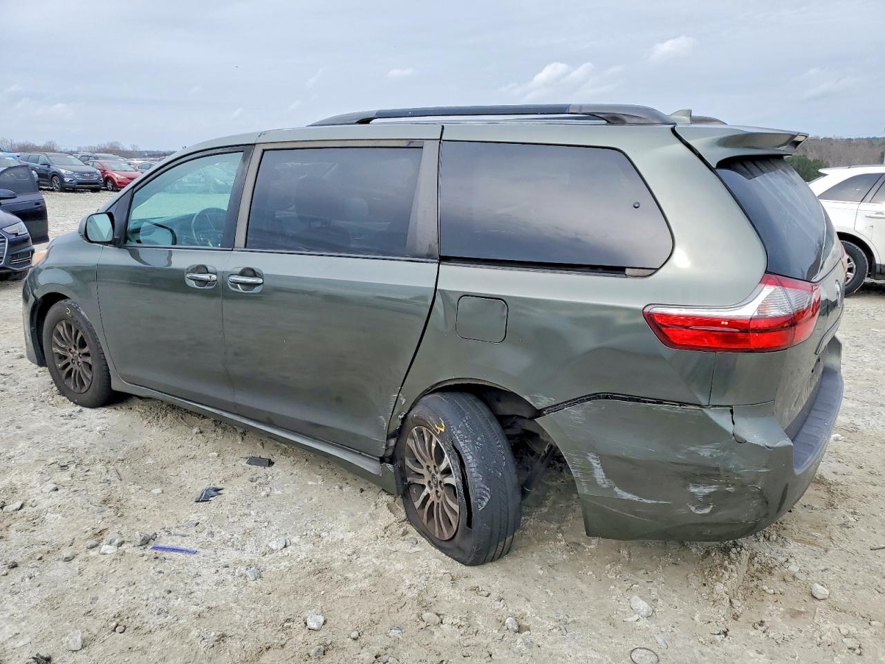 2020 TOYOTA SIENNA XLE photo 2