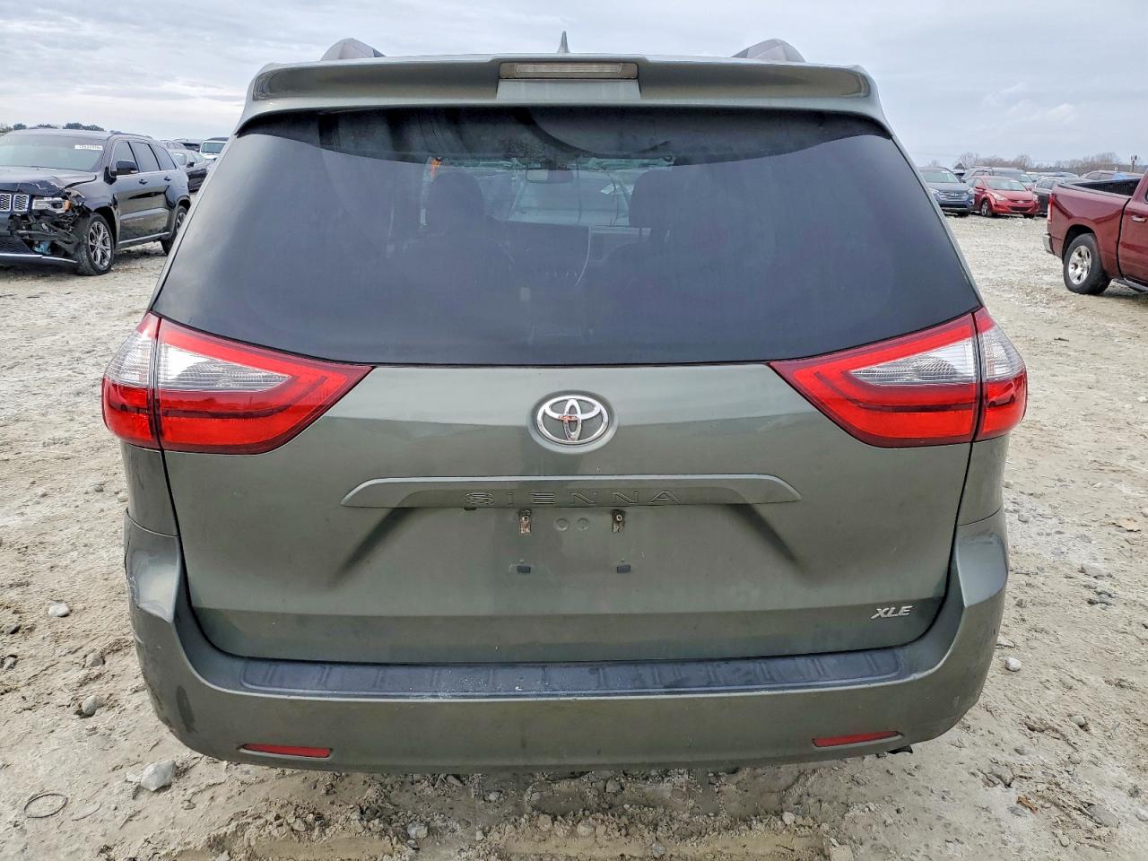 2020 TOYOTA SIENNA XLE photo 6