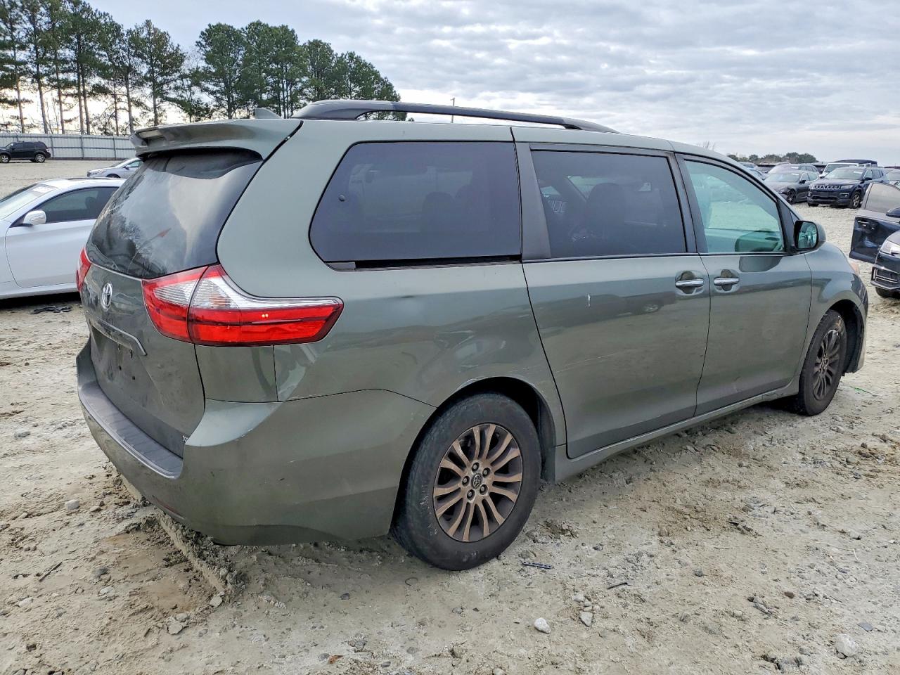 2020 TOYOTA SIENNA XLE photo 3