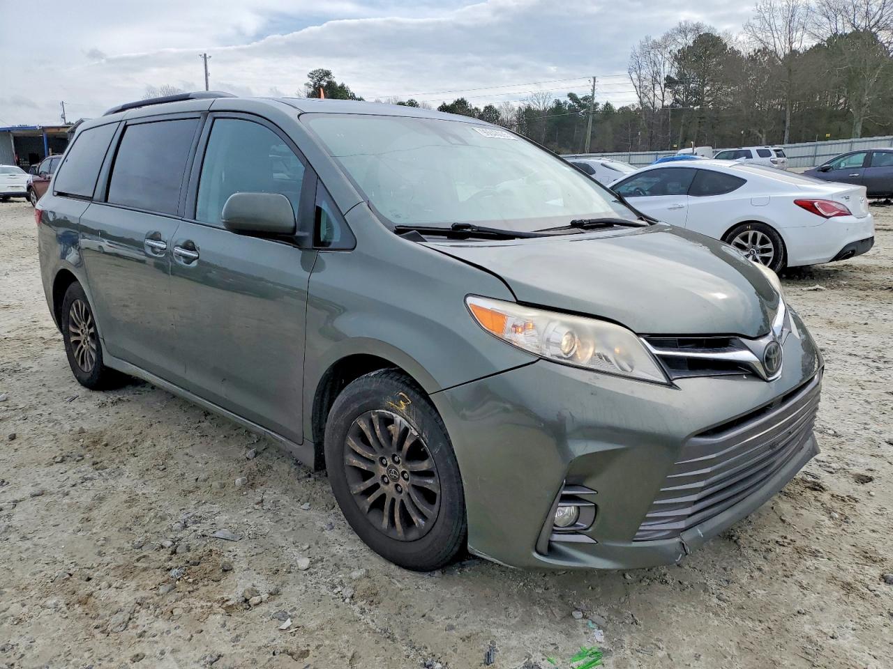 2020 TOYOTA SIENNA XLE photo 4