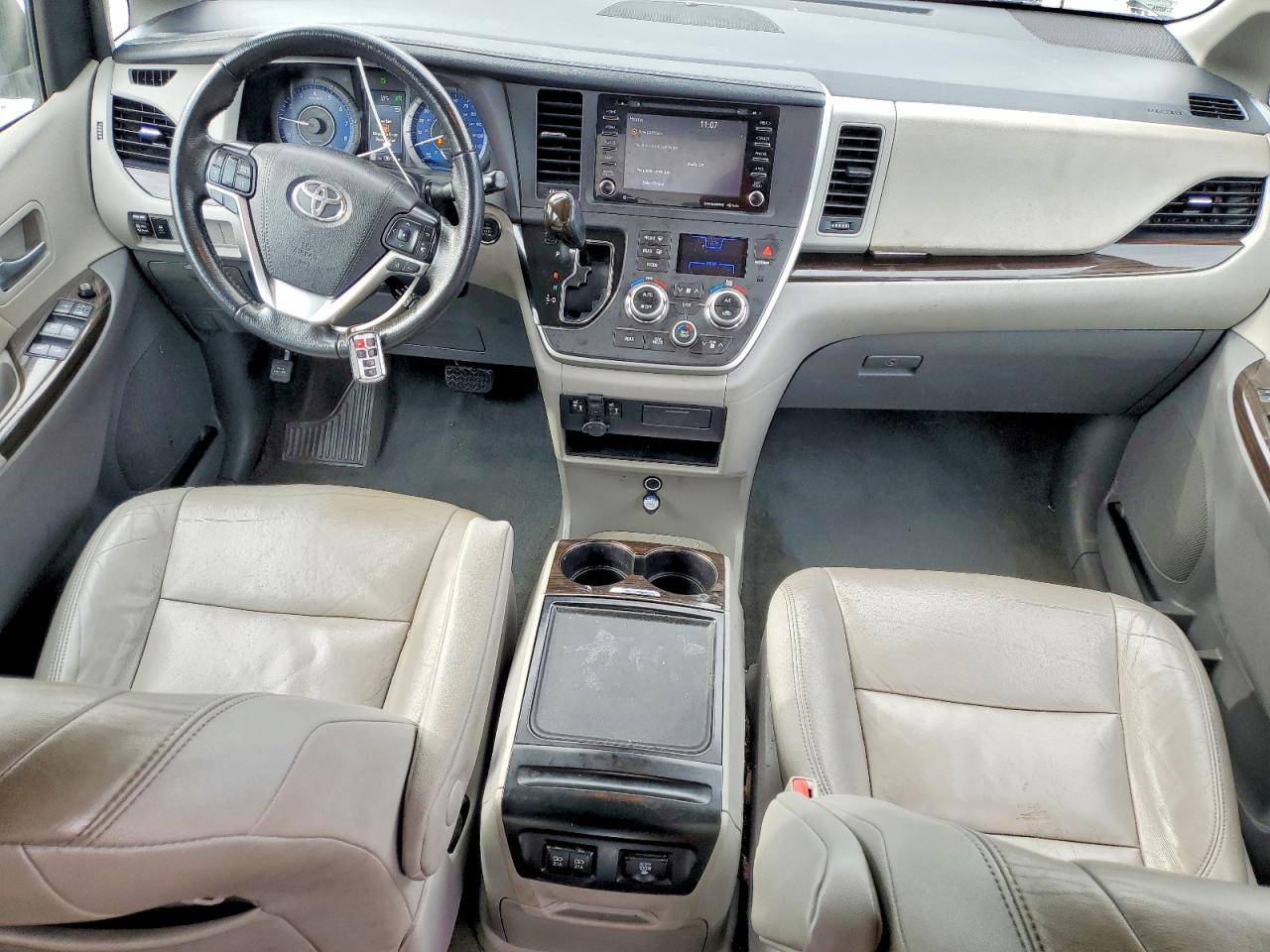 2020 TOYOTA SIENNA XLE photo 8