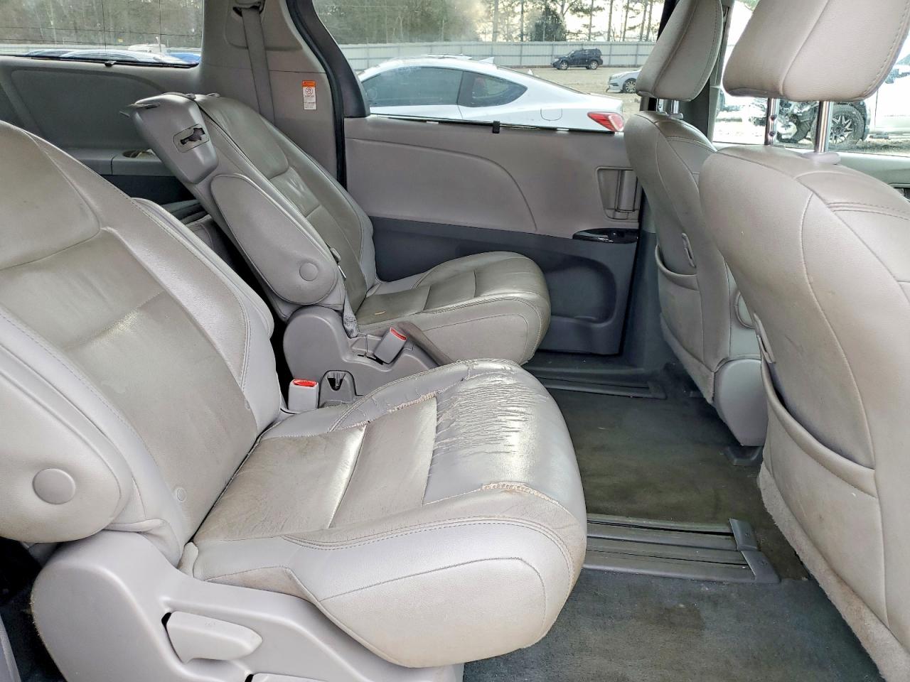 2020 TOYOTA SIENNA XLE photo 11