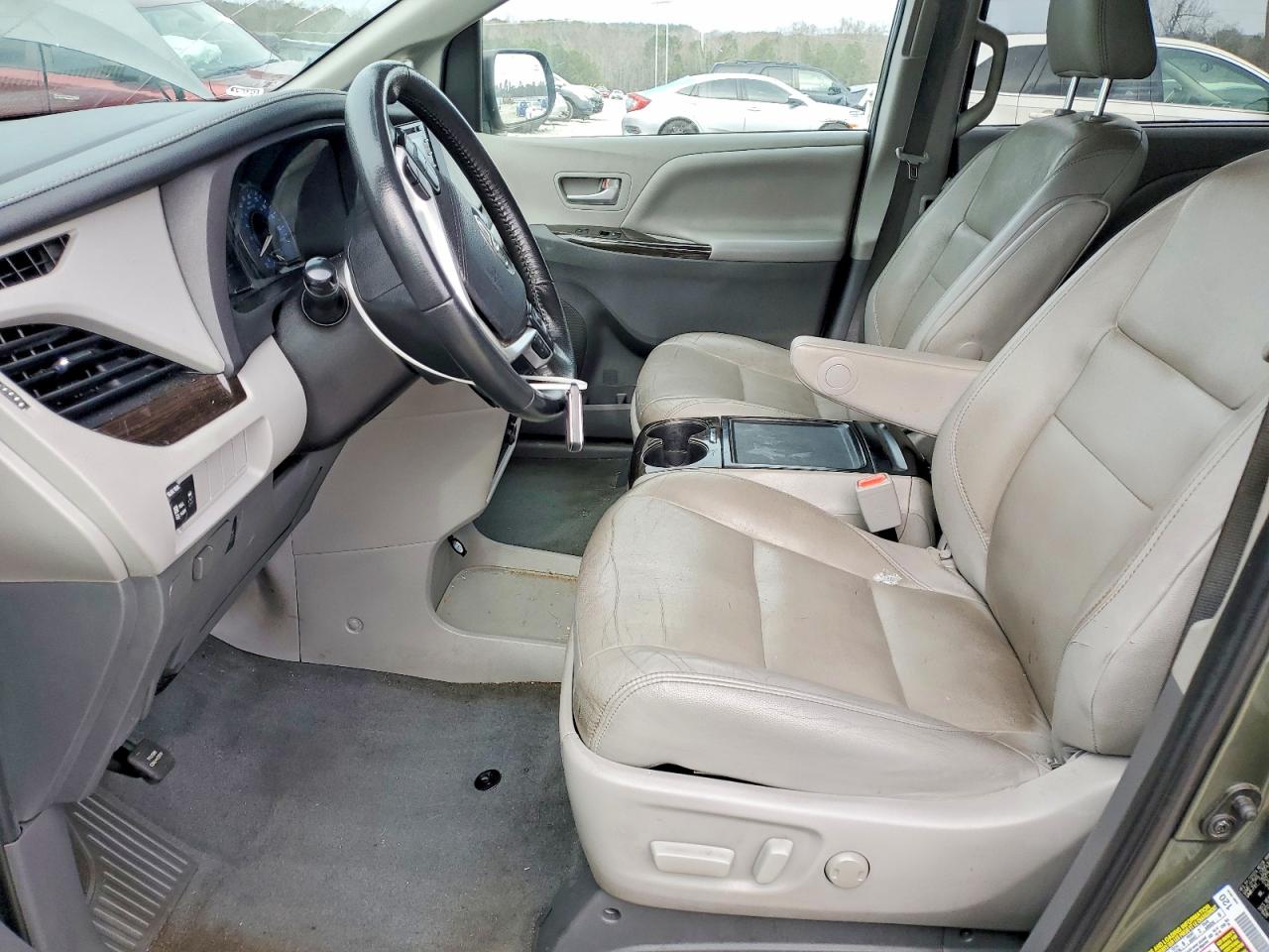 2020 TOYOTA SIENNA XLE photo 7