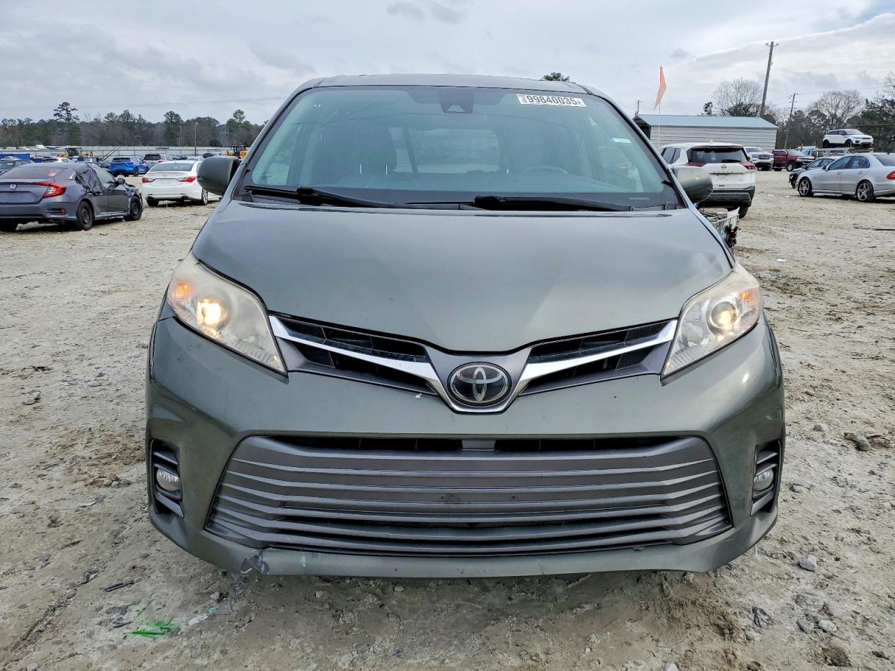 2020 TOYOTA SIENNA XLE photo 5