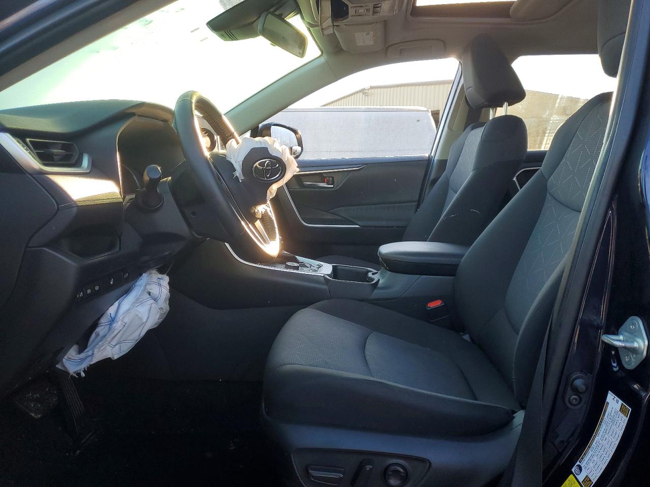 2025 TOYOTA RAV4 XLE photo 7