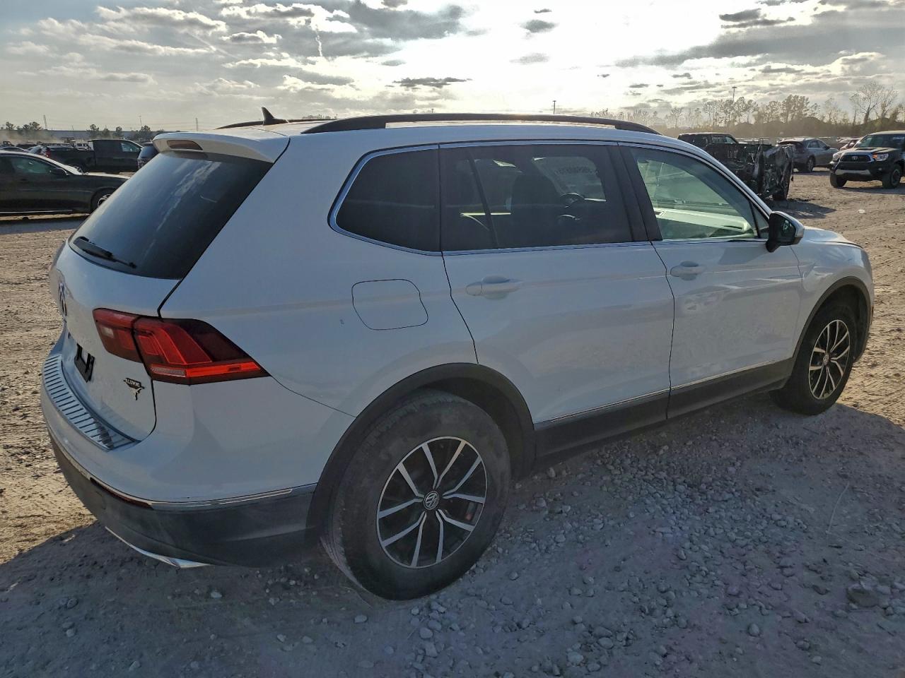 2021 VOLKSWAGEN TIGUAN SE photo 3