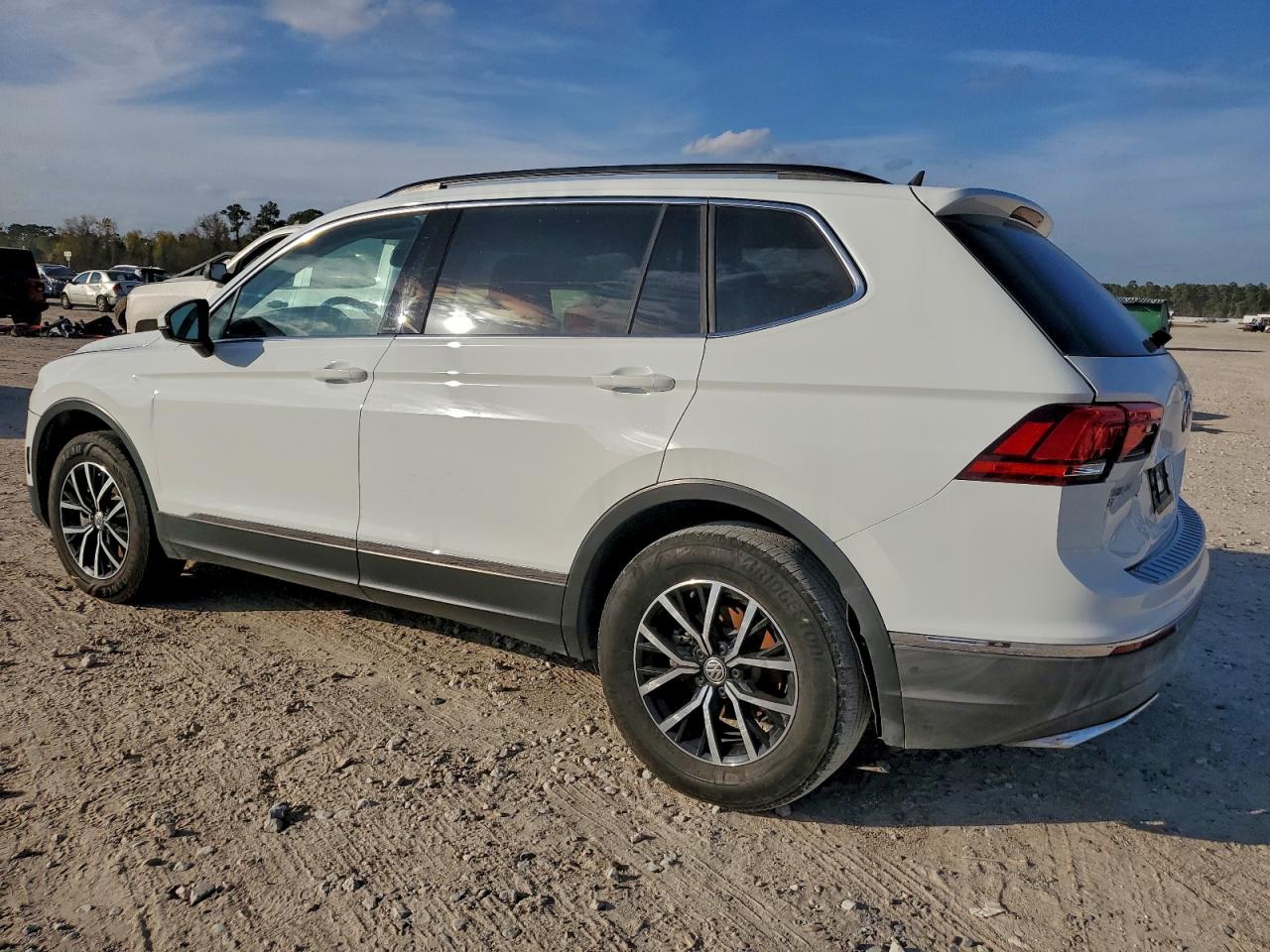 2021 VOLKSWAGEN TIGUAN SE photo 2