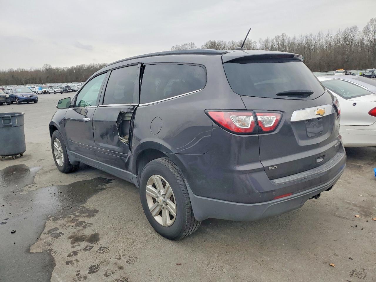 2014 CHEVROLET TRAVERSE LT photo 2