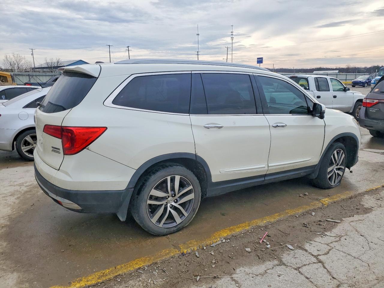 2016 HONDA PILOT TOURING photo 3