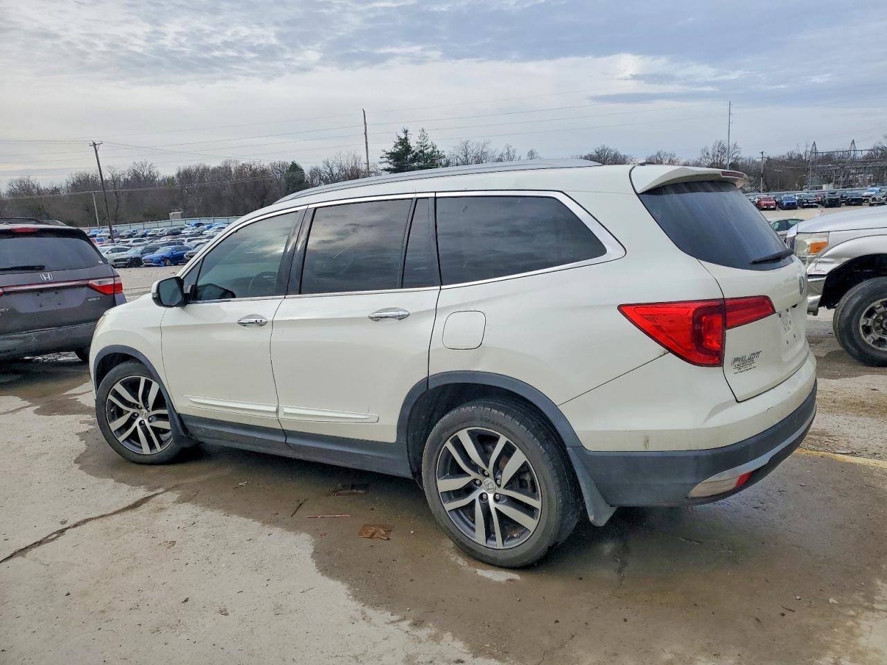 2016 HONDA PILOT TOURING photo 2