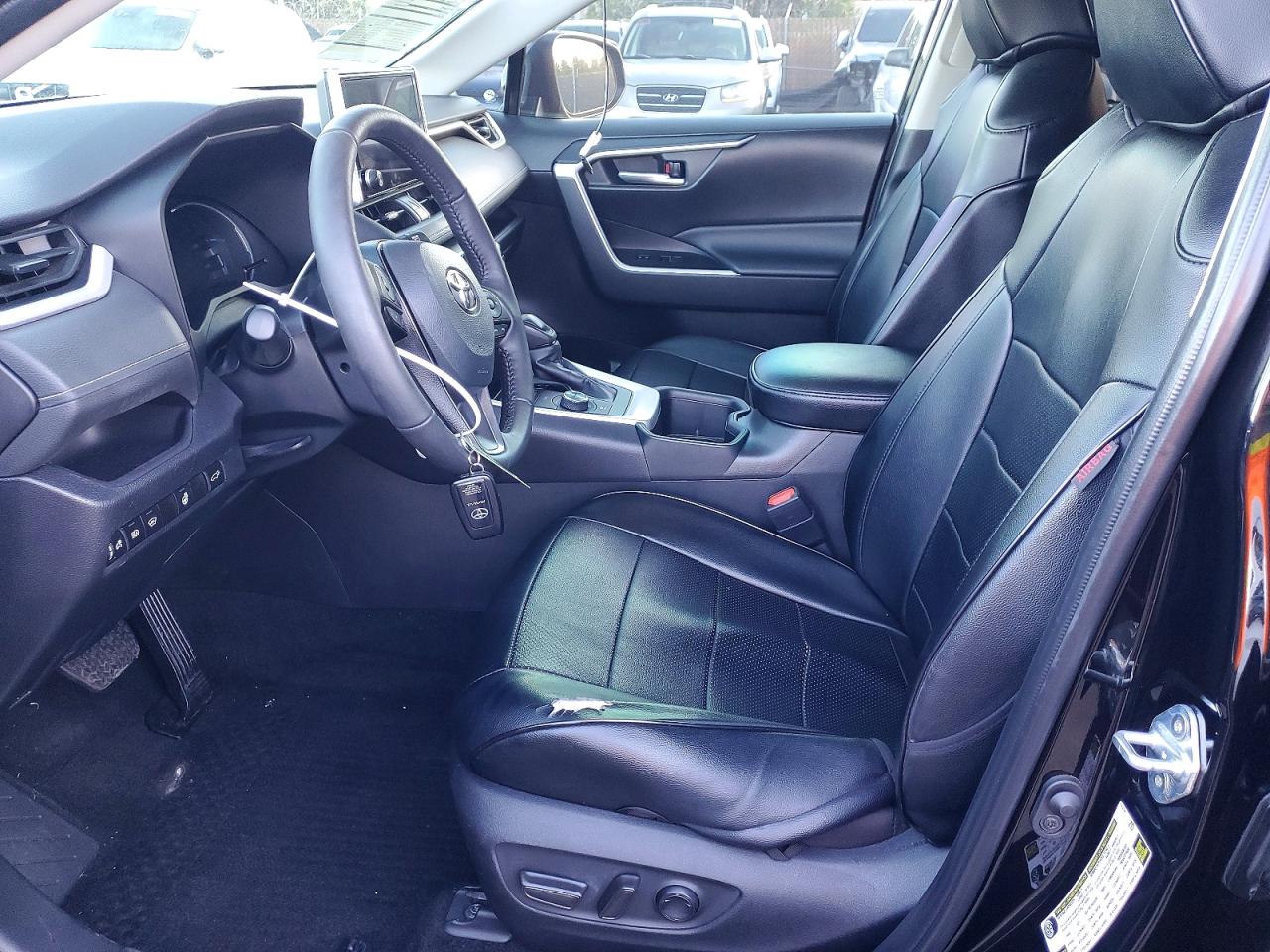 2024 TOYOTA RAV4 XLE photo 7