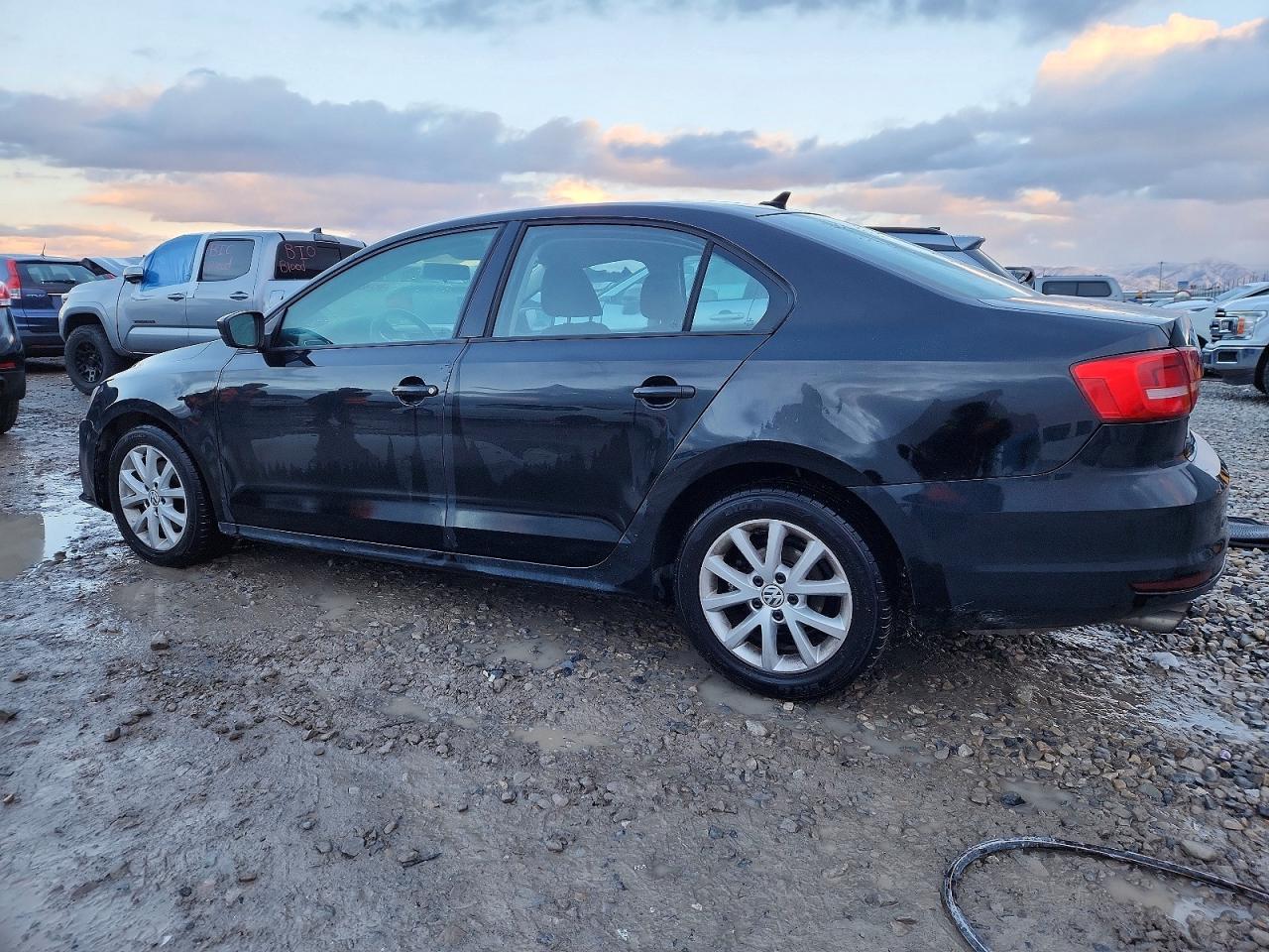 2015 VOLKSWAGEN JETTA SE photo 2