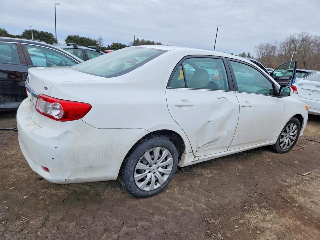 2013 TOYOTA COROLLA LE photo 3