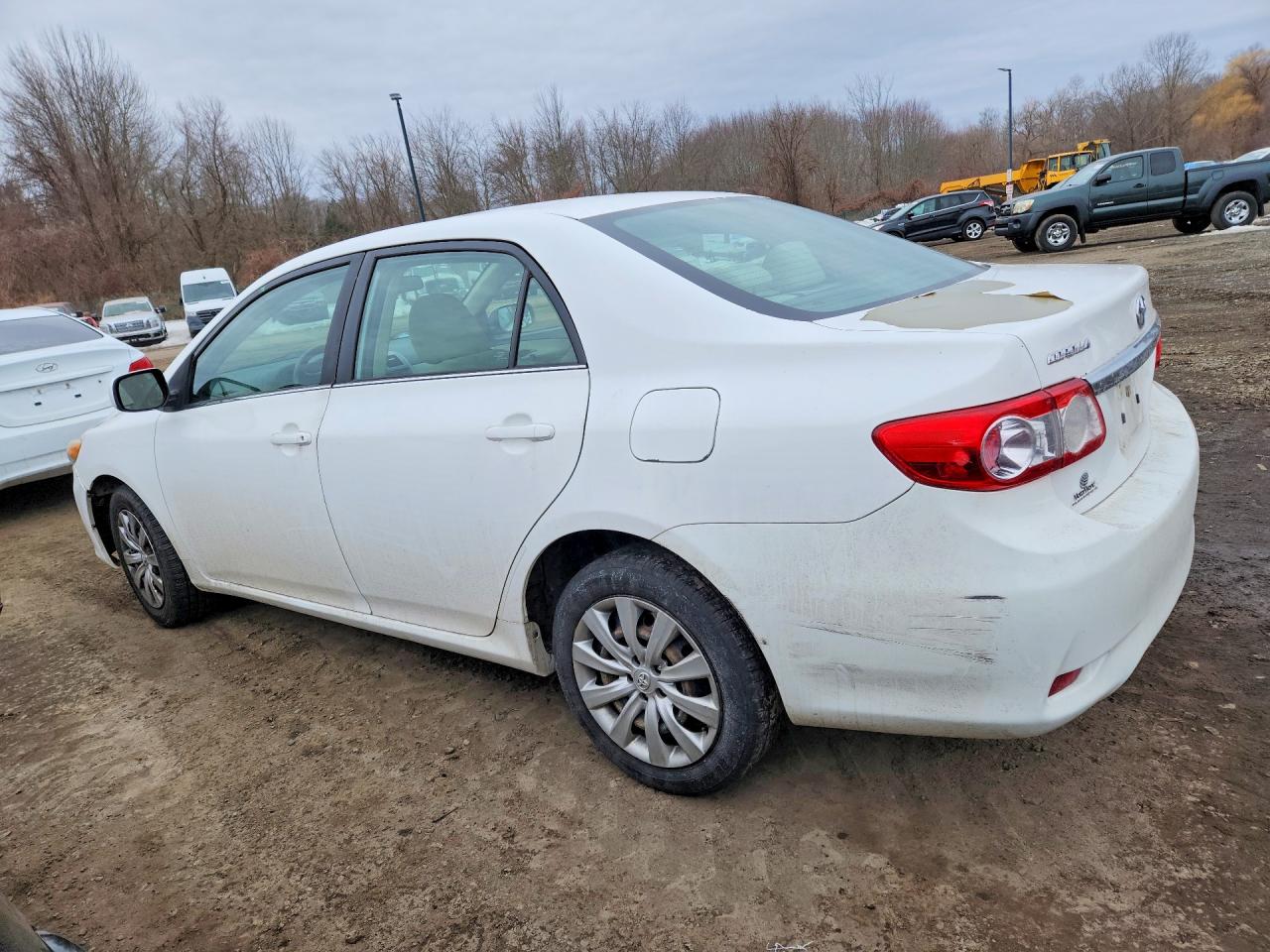 2013 TOYOTA COROLLA LE photo 2