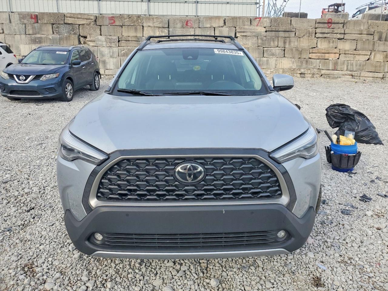 2022 TOYOTA COROLLA CROSS XLE photo 5