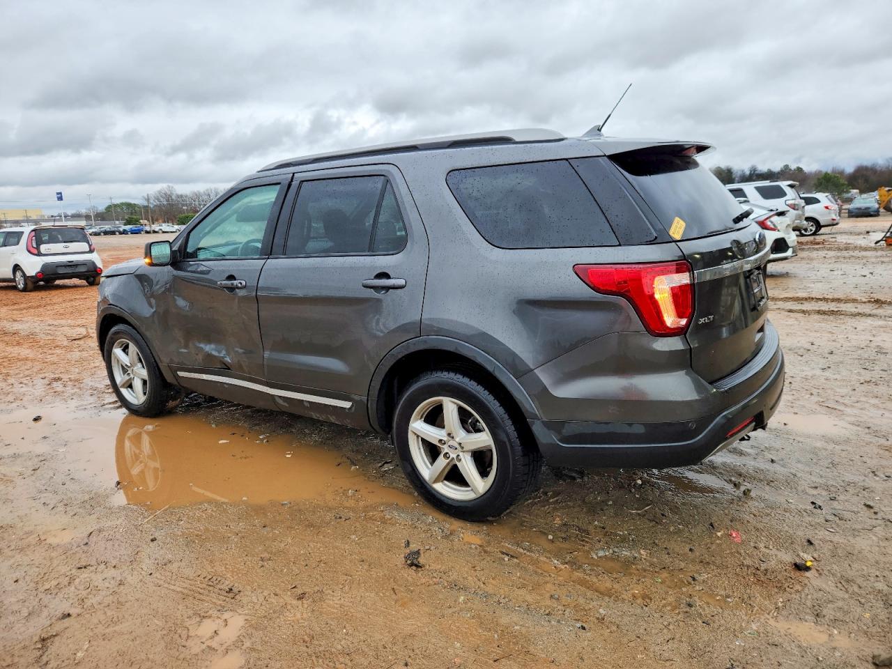 2019 FORD EXPLORER XLT photo 2