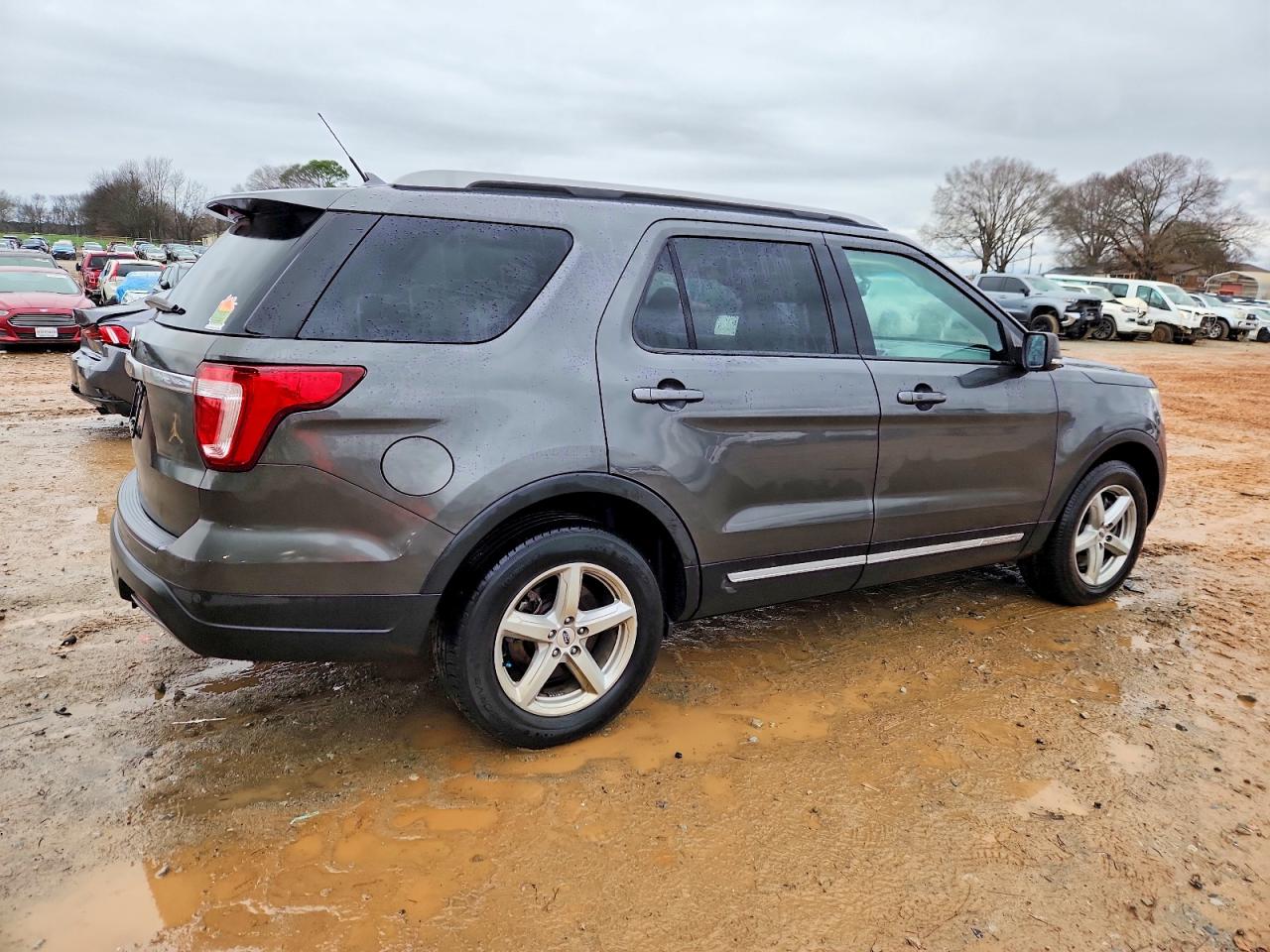 2019 FORD EXPLORER XLT photo 3