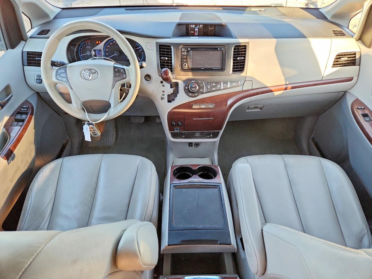 2014 TOYOTA SIENNA XLE 7-PASSENGER photo 8