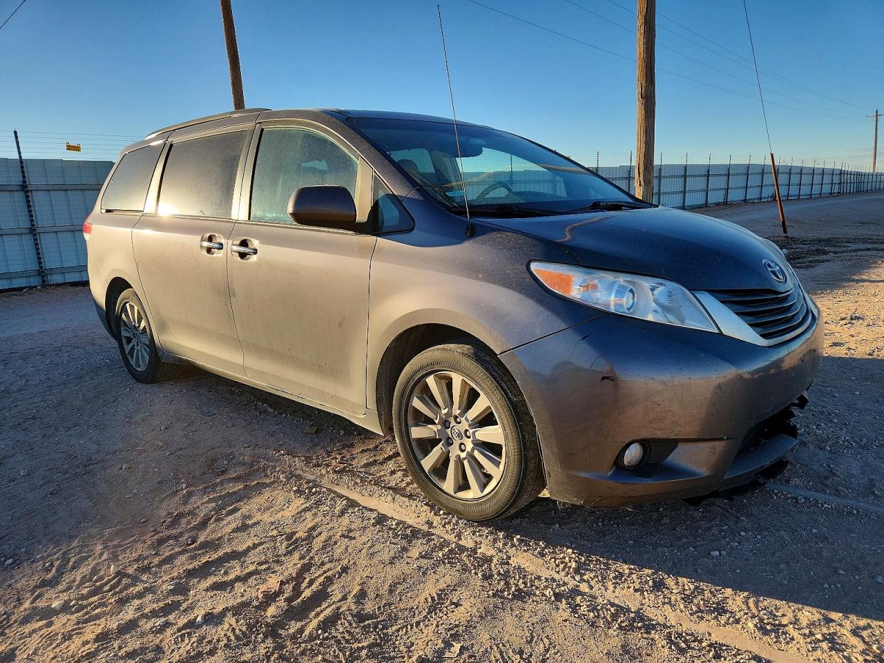 2014 TOYOTA SIENNA XLE 7-PASSENGER photo 4