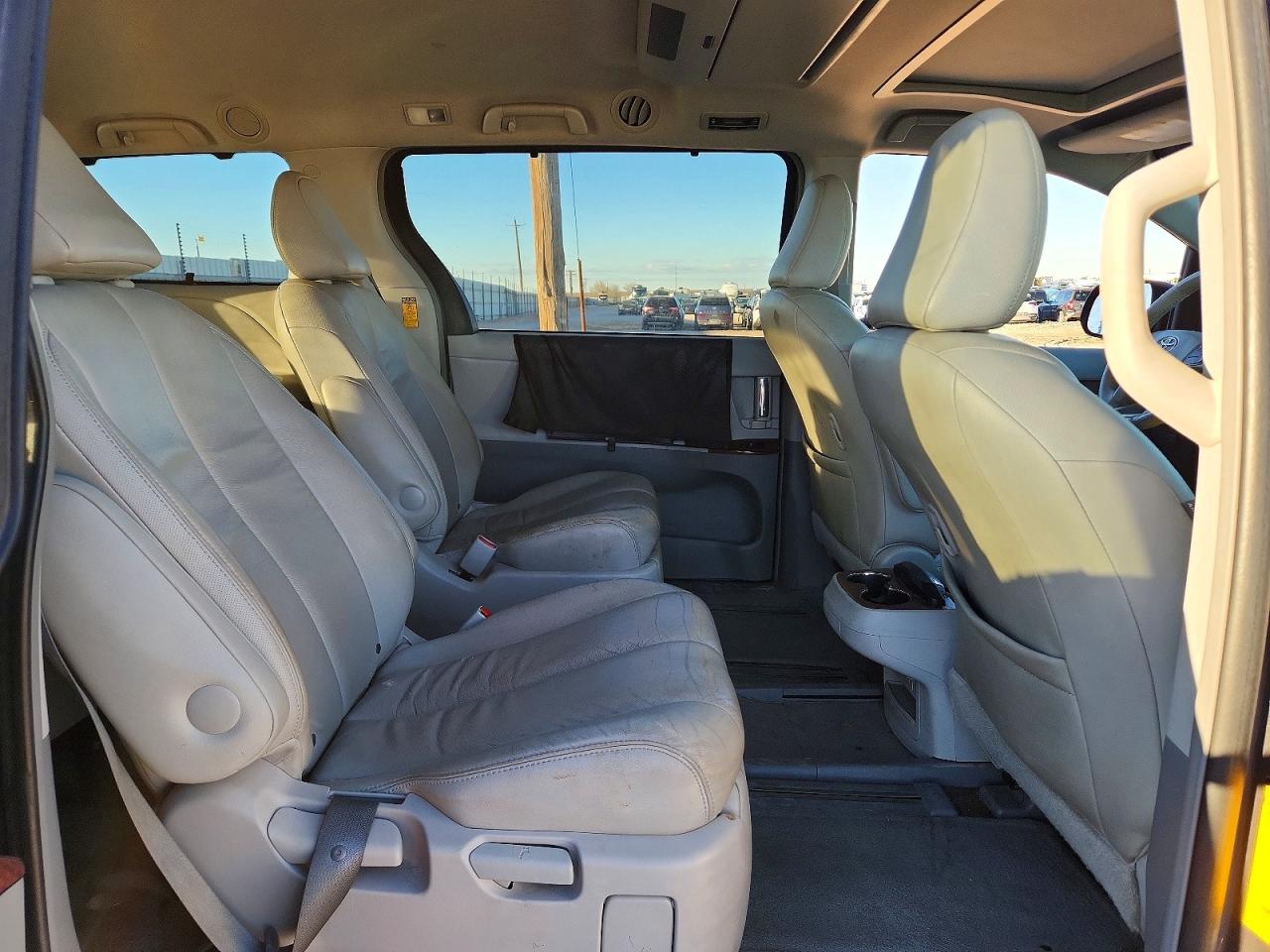 2014 TOYOTA SIENNA XLE 7-PASSENGER photo 11