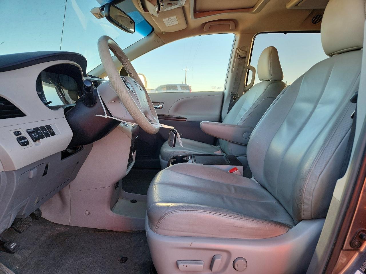 2014 TOYOTA SIENNA XLE 7-PASSENGER photo 7