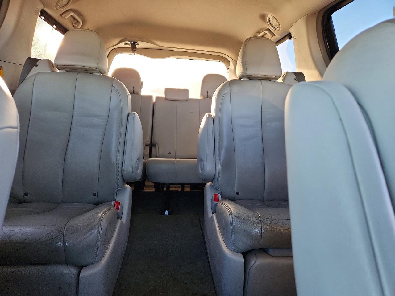 2014 TOYOTA SIENNA XLE 7-PASSENGER photo 10