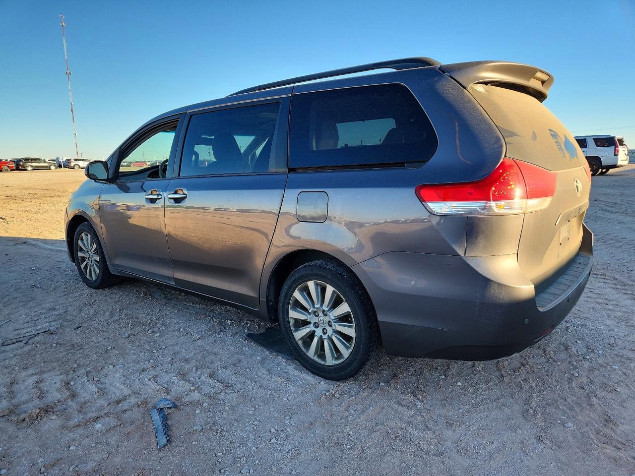 2014 TOYOTA SIENNA XLE 7-PASSENGER photo 2