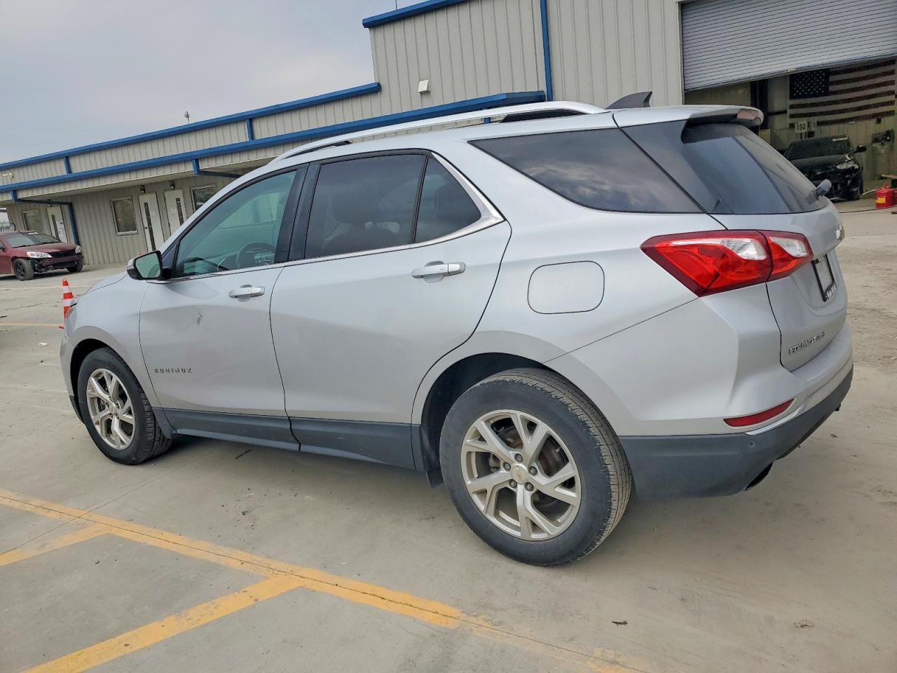 2018 CHEVROLET EQUINOX LT photo 2