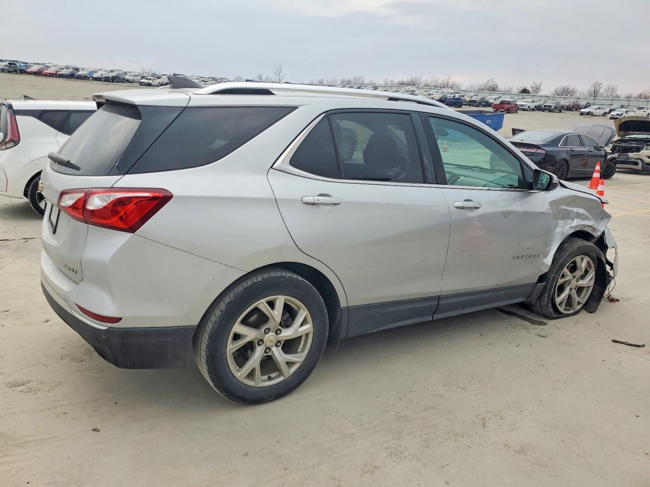 2018 CHEVROLET EQUINOX LT photo 3