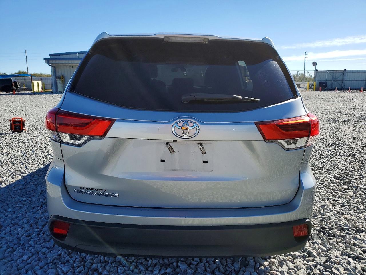 2019 TOYOTA HIGHLANDER LE photo 6
