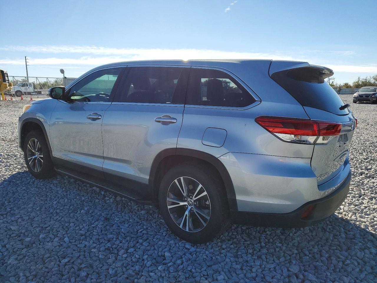 2019 TOYOTA HIGHLANDER LE photo 2
