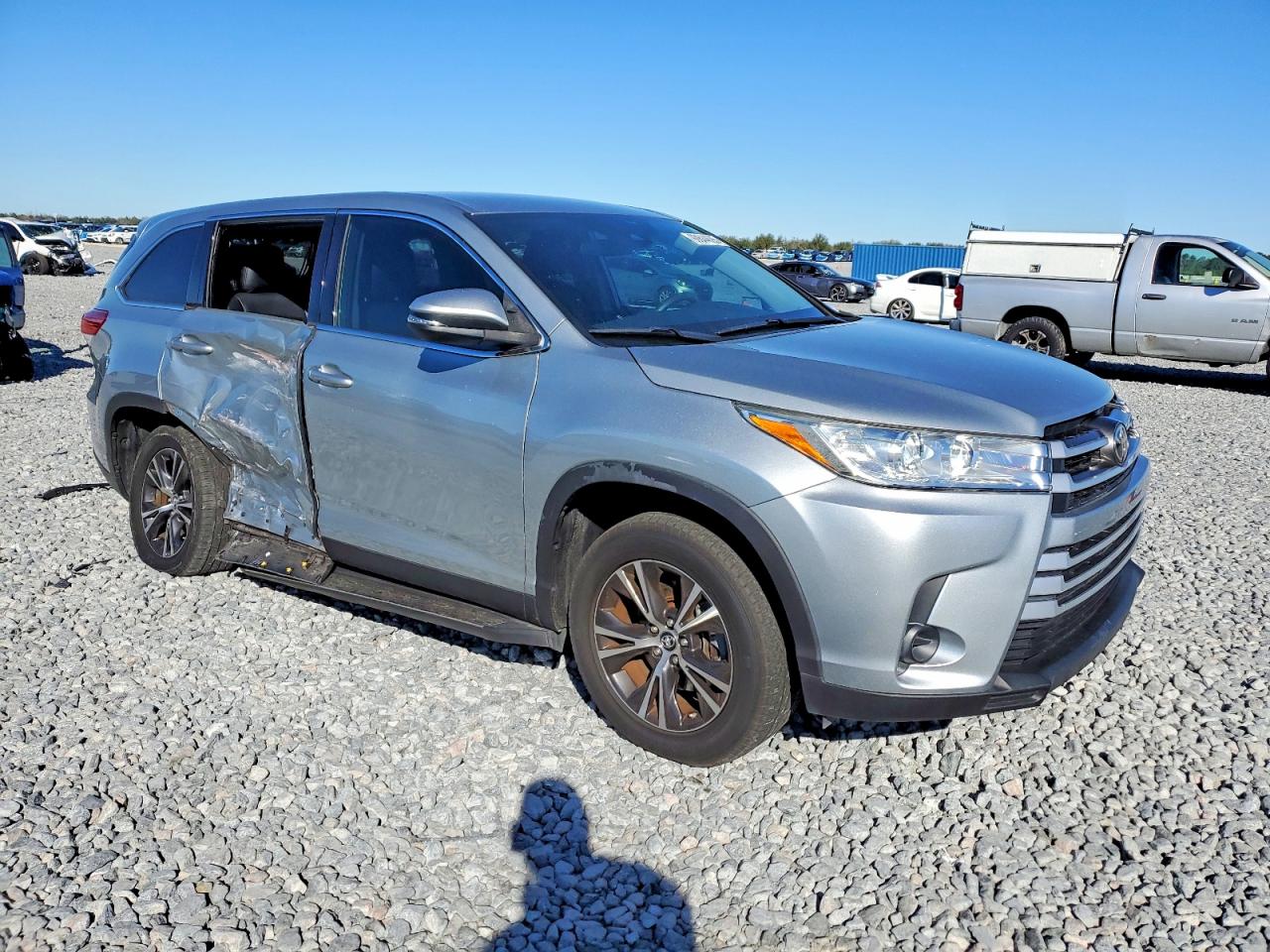 2019 TOYOTA HIGHLANDER LE photo 4