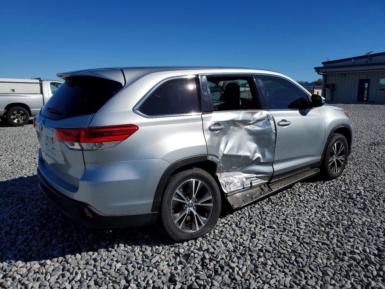 2019 TOYOTA HIGHLANDER LE photo 3