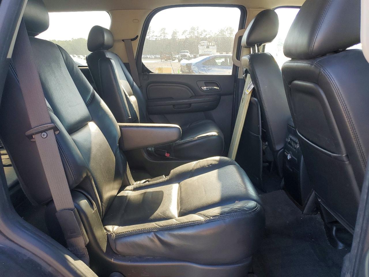 2010 CADILLAC ESCALADE LUXURY photo 11