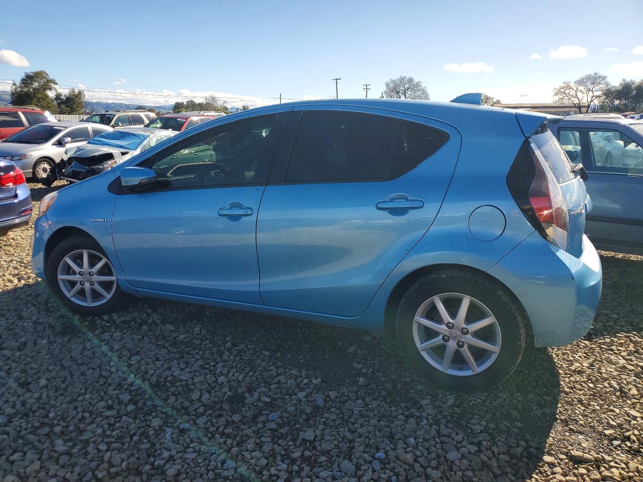 2015 TOYOTA PRIUS C photo 2