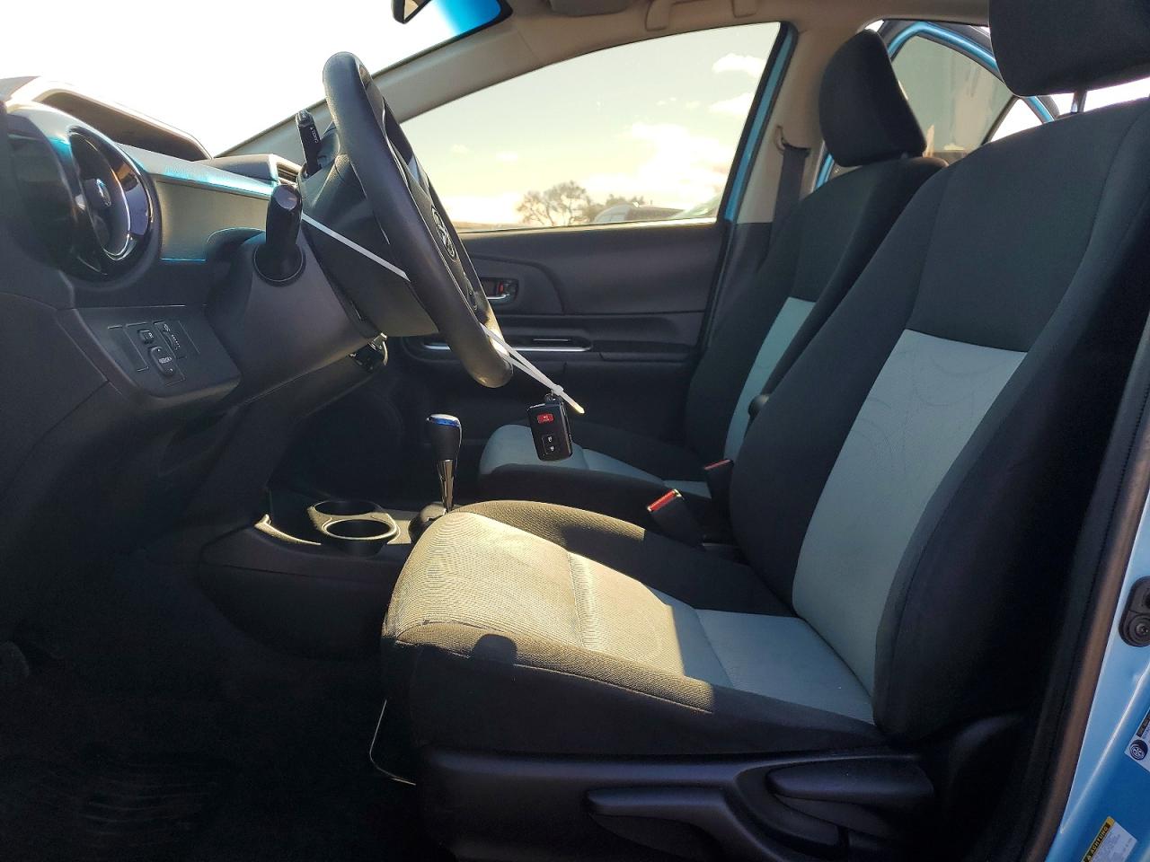 2015 TOYOTA PRIUS C photo 7