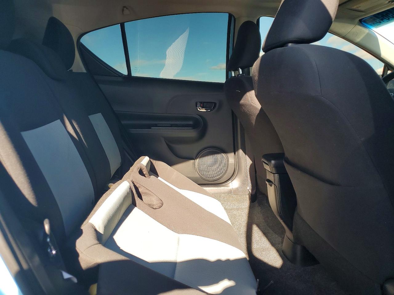 2015 TOYOTA PRIUS C photo 10